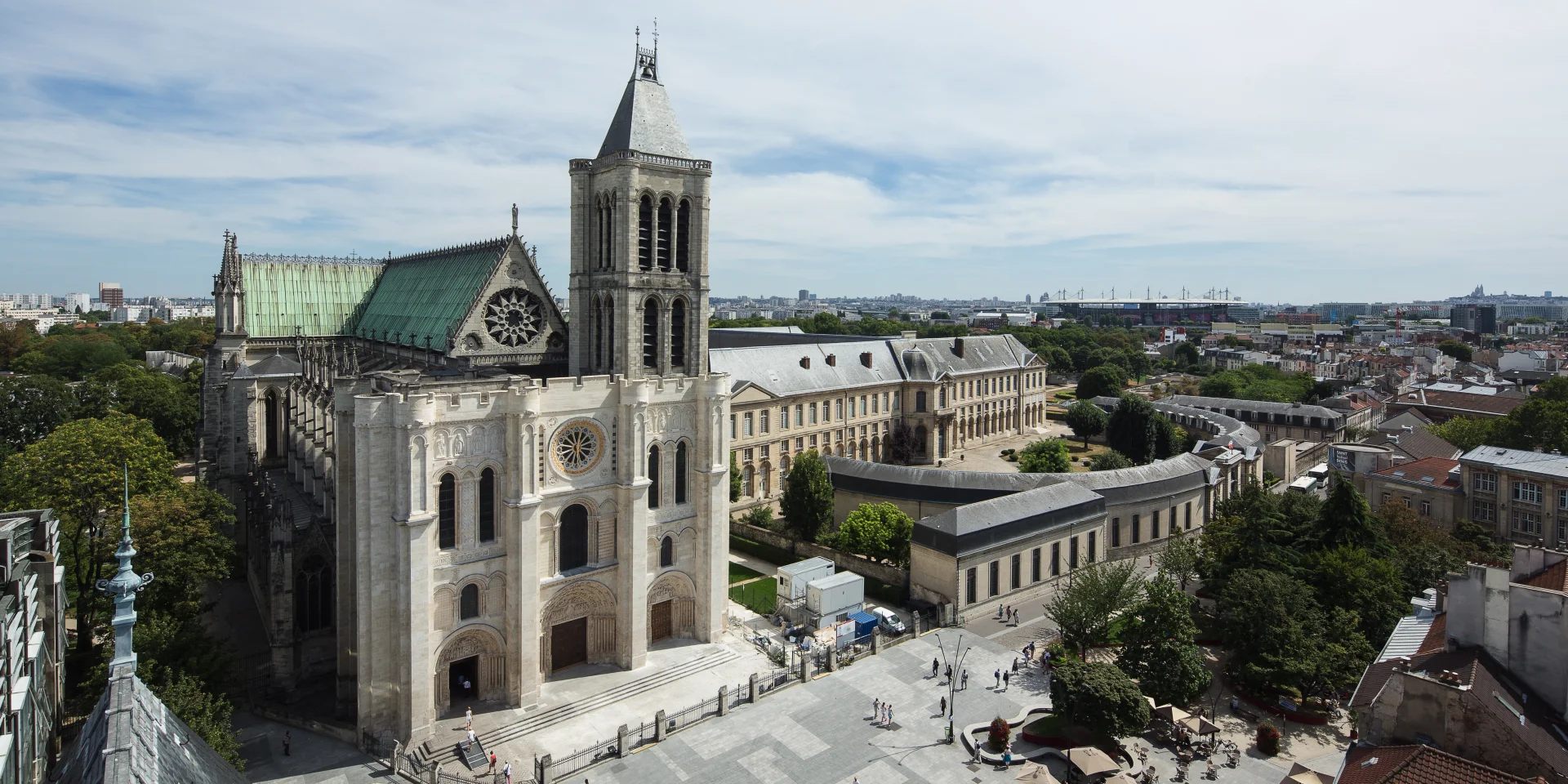 Vista aérea de la Basílica de Saint Denis Centre Des Monuments Nationaux