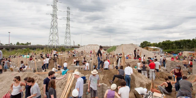 On the occasion of the twelfth edition of its festival, named this year La Ville des Terres, Bellastock will bring together more than 500 participants in L'Île-Saint-Denis from July 13 to 16, 2017, to build an ephemeral city out of raw earth on the site of ActLab, the association's manifesto workshop for reuse.As part of the questioning of the reuse of excavated earth from the Grand Paris works, @Bellastock has teamed up with CRAterre-ENSAG and the AE&CC-ENSAG research unit to set up a Mobile Factory capable of producing 1,200 raw earth bricks a day on site, which will be used to build the ephemeral city!